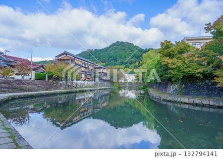 青空バックに見る静寂に包まれた古い運河(八幡堀)の情景 青空バックに見る静寂に包まれた古い運河(八幡堀)の情景 132794141