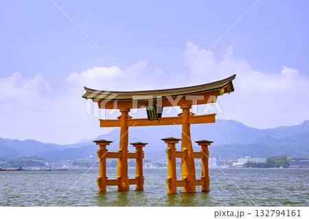 日本三景のひとつである嚴島神社の大鳥居(広島県廿日市市宮島町) 日本三景のひとつである嚴島神社の大鳥居(広島県廿日市市宮島町) 132794161