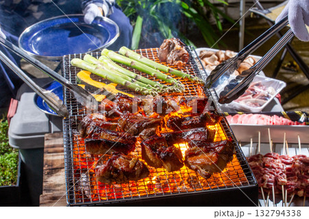 スペアリブのバーベキューをベランダで楽しむ男性 132794338