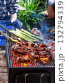 スペアリブのバーベキューをベランダで楽しむ男性 132794339