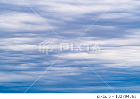 雲の多い空の背景　a-1-2 高コントラスト 132794363