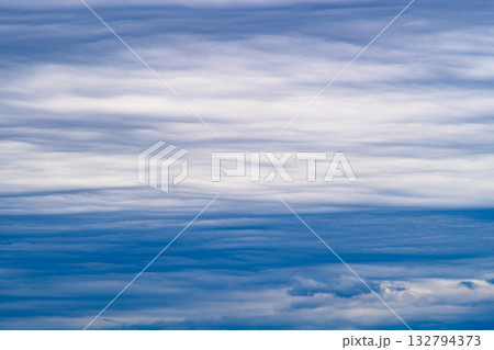 雲の多い空の背景 b-1-2 高コントラスト 雲の多い空の背景 b-1-2 高コントラスト 132794373