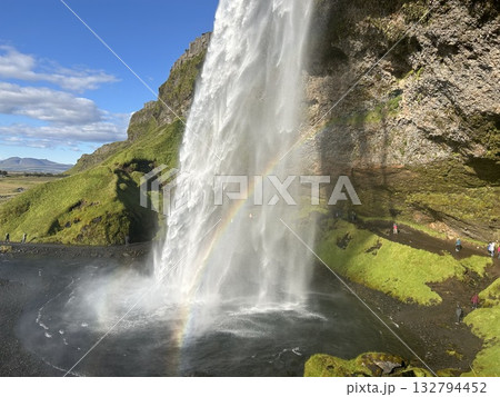 アイスランドの南部の滝、セリャラントスフォスの滝壺の右側から見た直瀑と綺麗な奇跡の虹です。 132794452