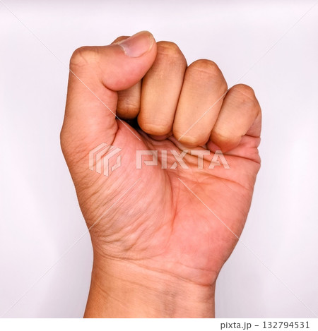 白背景に握りこぶし（グー）を作る左手の様子 132794531