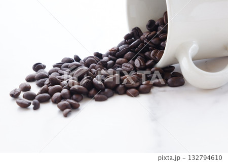 コーヒーを飲むマグカップと、焙煎したコーヒー豆 132794610