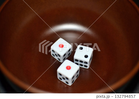 チンチロリン 出目2 お椀の中のサイコロ チンチロリン 出目2 お椀の中のサイコロ 132794857