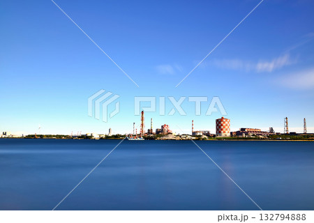 横浜市　鶴見線　海芝浦駅から見た工場地帯 長秒撮影 132794888