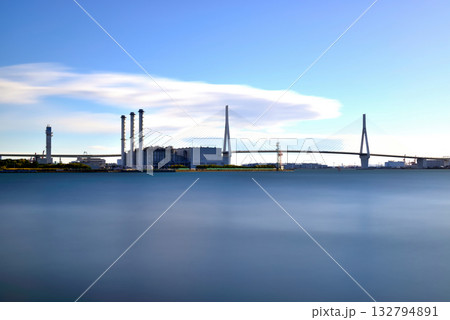 横浜市　鶴見線　海芝浦駅から見た工場地帯 長秒撮影 132794891