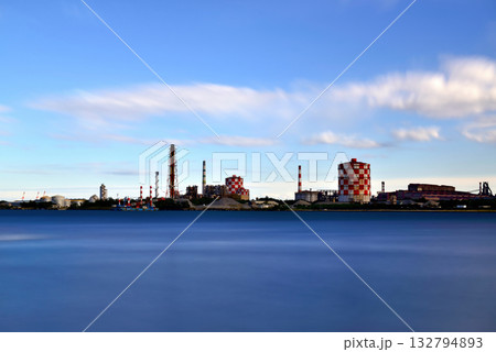 横浜市　鶴見線　海芝浦駅から見た工場地帯 長秒撮影 132794893