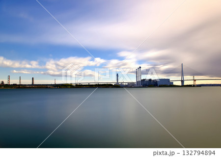 横浜市　鶴見線　海芝浦駅から見た工場地帯 長秒撮影 132794894