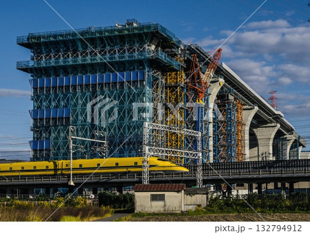 新名神高速橋脚工事現場とドクターイエロー　高槻寸景 132794912