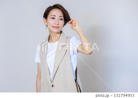 微笑む女性のポートレート 微笑む女性のポートレート 132794955