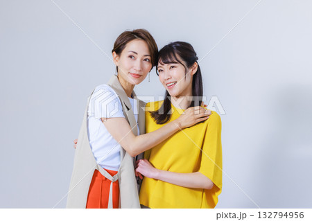 仲の良い女性2人のポートレート 仲の良い女性2人のポートレート 132794956