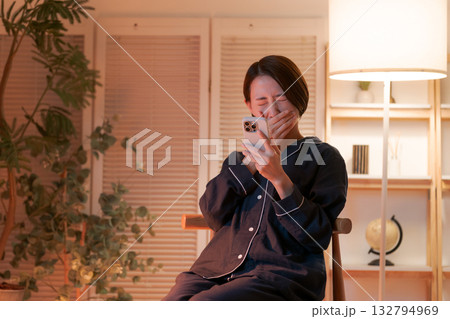 夜にスマホを見る若い女性 132794969