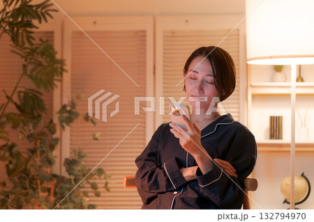 夜にスマホを見る若い女性 132794970