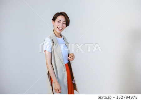 微笑む女性のポートレート 微笑む女性のポートレート 132794978