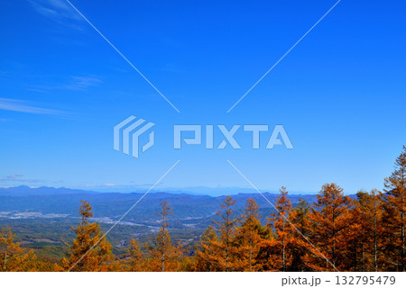 メルヘン街道 峠から見る朝霧の佐久市街と山々の紅葉 132795479