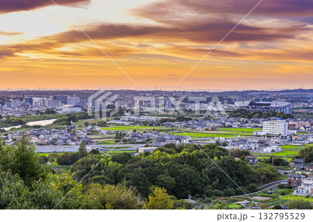 夕暮れの豊田スタジアムと豊田大橋を望む市街地風景 132795529