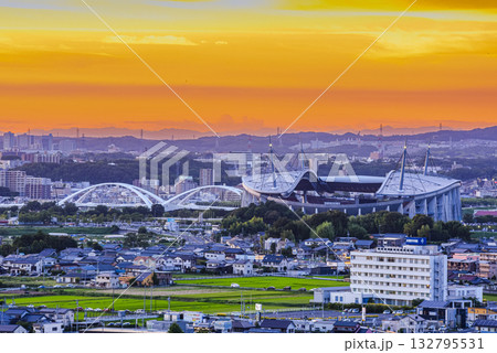 夕焼けの豊田スタジアムと豊田大橋 132795531