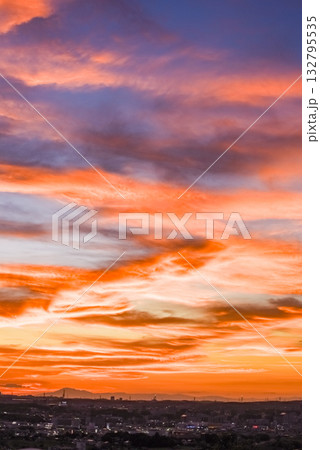 夕焼けの豊田市街地 132795535