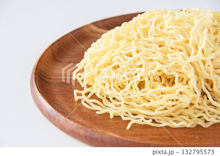 皿に盛った細ちぢれ中華麺 皿に盛った細ちぢれ中華麺 132795573