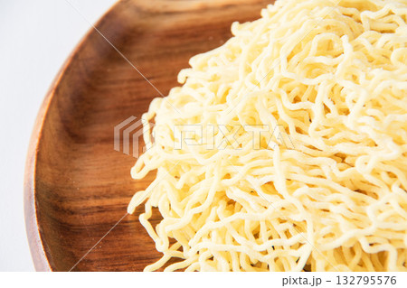 皿に盛った細ちぢれ中華麺 皿に盛った細ちぢれ中華麺 132795576