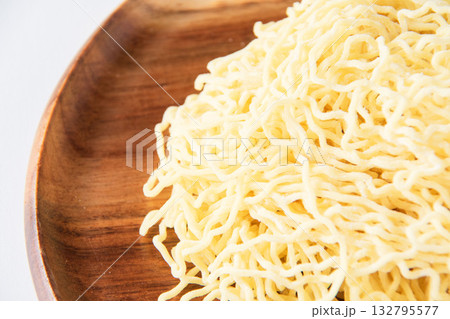 皿に盛った細ちぢれ中華麺 皿に盛った細ちぢれ中華麺 132795577