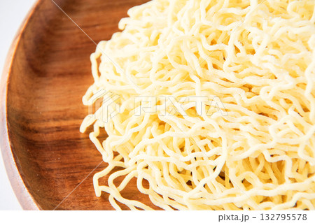 皿に盛った細ちぢれ中華麺 皿に盛った細ちぢれ中華麺 132795578