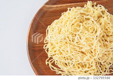 皿に盛った細ちぢれ中華麺 皿に盛った細ちぢれ中華麺 132795580