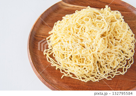 皿に盛った細ちぢれ中華麺 132795584