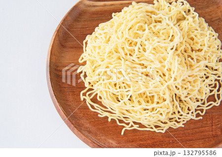 皿に盛った細ちぢれ中華麺 132795586