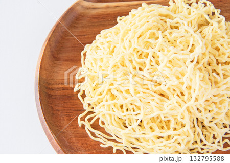皿に盛った細ちぢれ中華麺 132795588