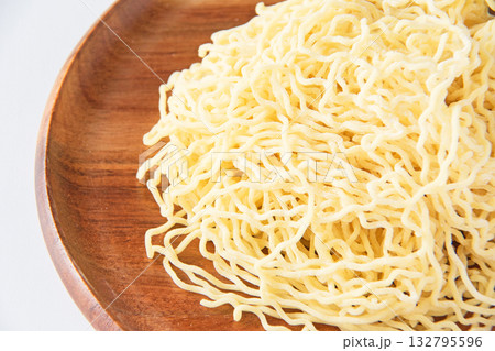 皿に盛った細ちぢれ中華麺 皿に盛った細ちぢれ中華麺 132795596