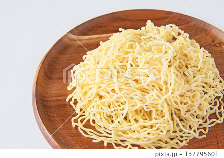 皿に盛った細ちぢれ中華麺 皿に盛った細ちぢれ中華麺 132795601