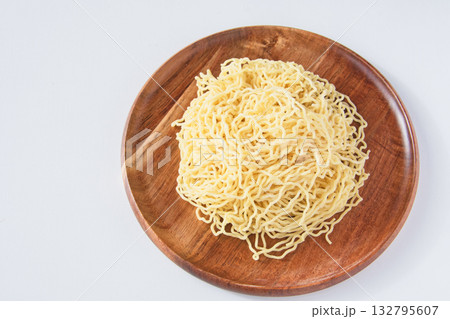 皿に盛った細ちぢれ中華麺 132795607