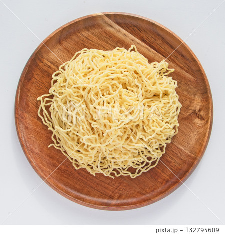 皿に盛った細ちぢれ中華麺 132795609