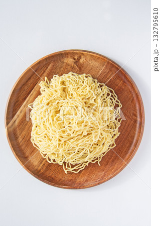 皿に盛った細ちぢれ中華麺 皿に盛った細ちぢれ中華麺 132795610