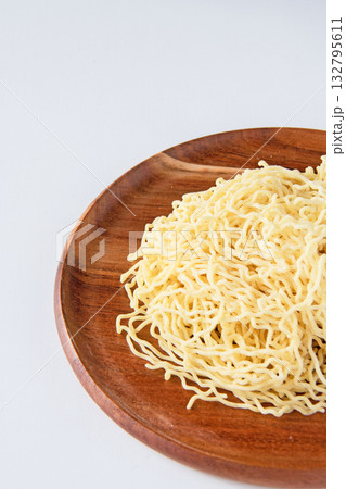 皿に盛った細ちぢれ中華麺 皿に盛った細ちぢれ中華麺 132795611