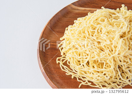 皿に盛った細ちぢれ中華麺 132795612
