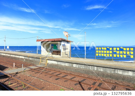 【長崎県】晴天の日本一海に近い大三東駅（島原鉄道） 132795636