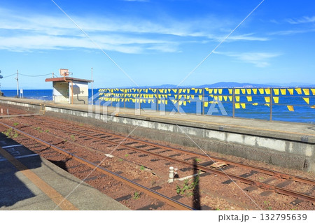 【長崎県】晴天の日本一海に近い大三東駅(島原鉄道) 【長崎県】晴天の日本一海に近い大三東駅(島原鉄道) 132795639