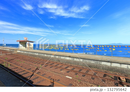 【長崎県】晴天の日本一海に近い大三東駅（島原鉄道） 132795642