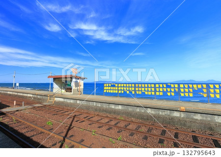 【長崎県】晴天の日本一海に近い大三東駅（島原鉄道） 132795643