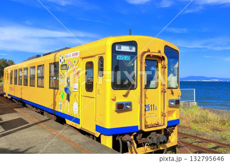 【長崎県】晴天の日本一海に近い大三東駅と列車(島原鉄道) 【長崎県】晴天の日本一海に近い大三東駅と列車(島原鉄道) 132795646