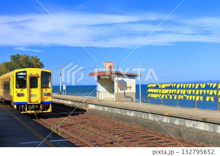 【長崎県】晴天の日本一海に近い大三東駅と列車（島原鉄道） 132795652
