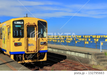 【長崎県】晴天の日本一海に近い大三東駅と列車（島原鉄道） 132795663
