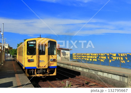 【長崎県】晴天の日本一海に近い大三東駅と列車（島原鉄道） 132795667