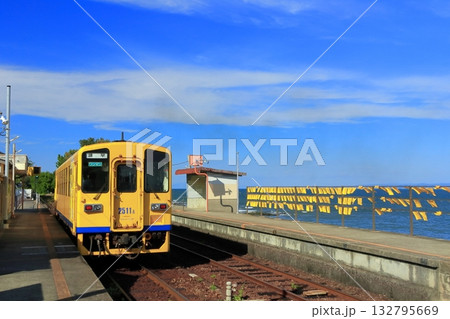 【長崎県】晴天の日本一海に近い大三東駅と列車（島原鉄道） 132795669