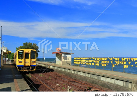 【長崎県】晴天の日本一海に近い大三東駅と列車(島原鉄道) 【長崎県】晴天の日本一海に近い大三東駅と列車(島原鉄道) 132795670