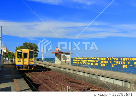 【長崎県】晴天の日本一海に近い大三東駅と列車（島原鉄道） 132795671